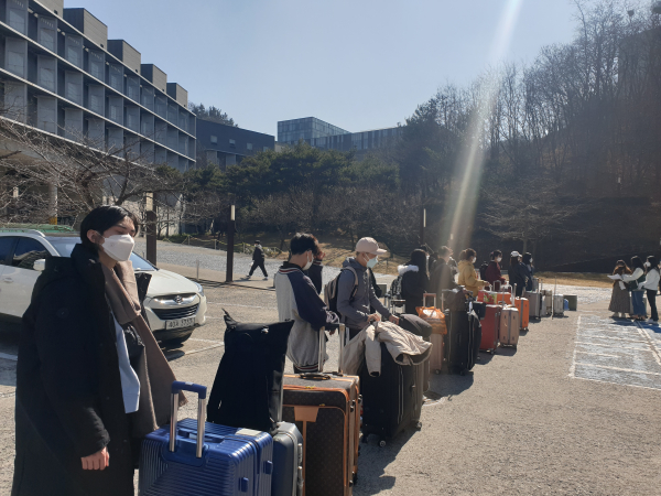 베트남 유학생들이 기숙사 입실을 위해 대기하고 있다