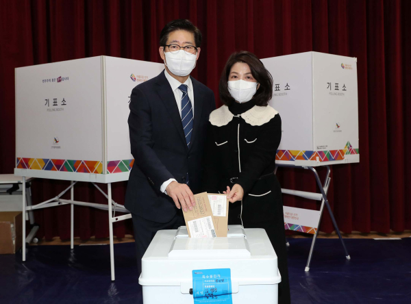 양승조 충남지사가 4일 부인 남윤자 씨와 함께 제20대 대통령선거 사전투표를 하고 있다./충남도 제공