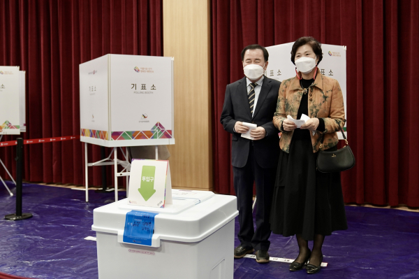 김지철 충남교육감이 4일 부인과 함께 제20대 대통령선거 사전투표를 하고 있다./충남교육청 제공