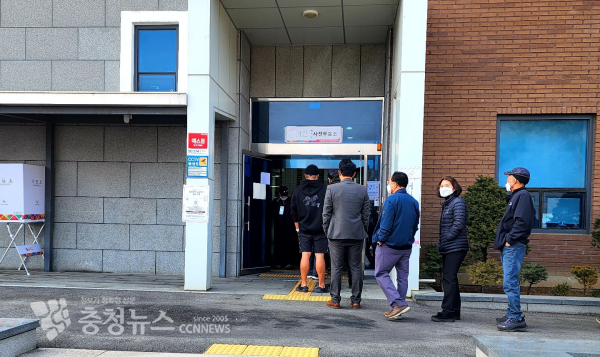 예산문화원에 마련된 예산읍 사전투표소에 제20대 대통령선거 사전투표자들이 줄을 서있다./이성엽 기자