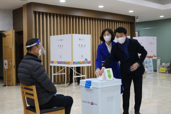 투표를 실시하는 복기왕 위원장과 부인 박현우 여사