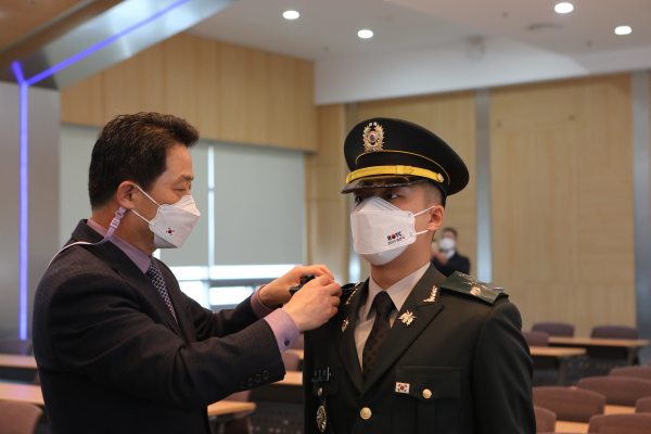 계급장 수여 모습