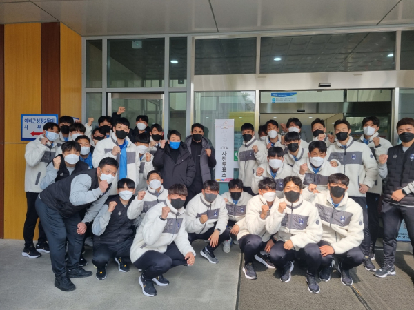 사전 투표 후 기념사진을 찍는 천안시축구단