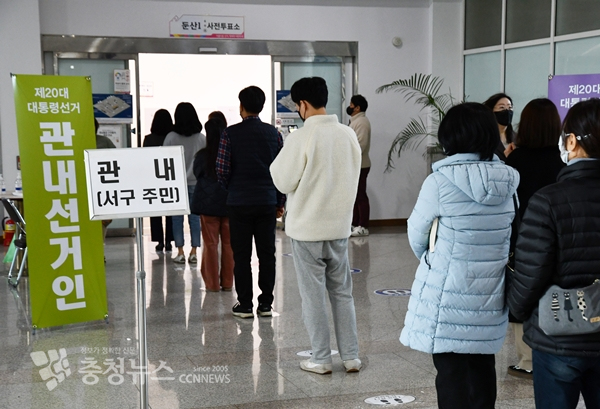 사전투표 첫 날인 4일 대전시청 1층 둔산1동 사전투표소에 유권자들의 줄이 길게 늘어서 있다.