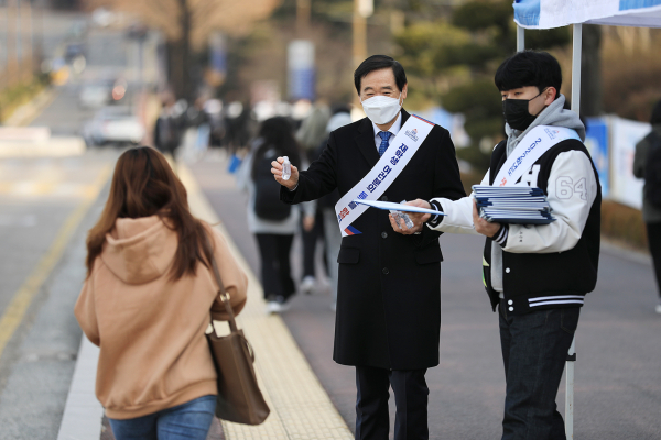 한남대 이광섭 총장 등 교무위원, 총학생회와 등교 학생 환영인사