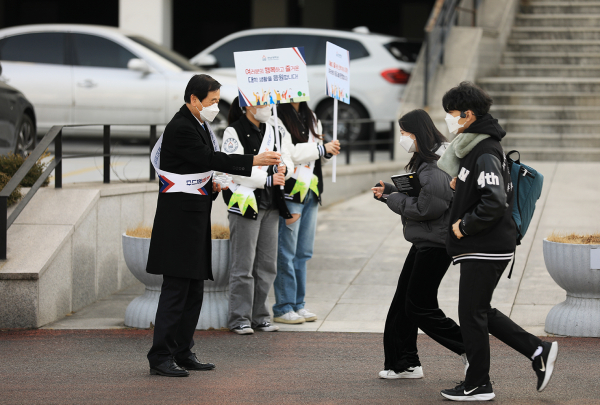 한남대 이광섭 총장 등 교무위원, 총학생회와 등교 학생 환영인사