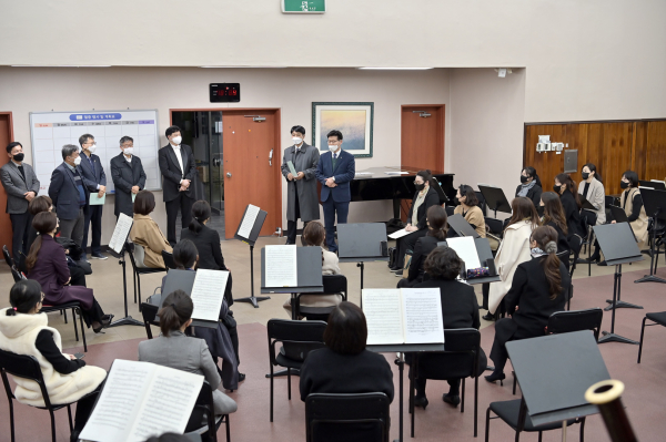 ‘정나라 상임지휘자 취임 연주회’ 에 참석한 김정섭 시장 교향악단 격려 모습