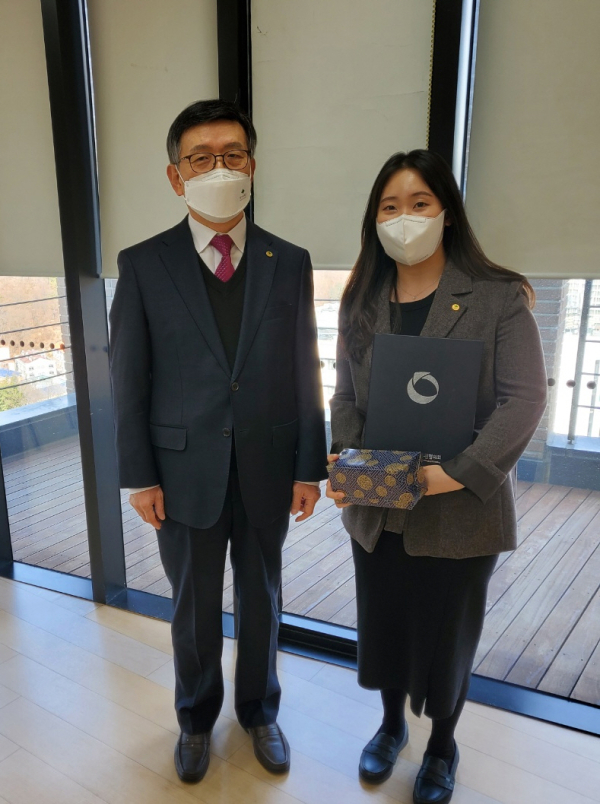 기념사진 (좌 윤여표 총장,우 김선경 직원)