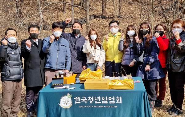 한국청년임업회 산양삼 재배지 방문 현장 사진 * 한국농수산식품유통공사 김춘진 사장(우측5번째), 한국청년임업회 이상희 대표(좌측5번째)