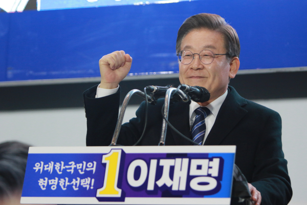 민주당 이재명 대선 후보가 7일 대전 집중 유세장에서 주먹을 불끈 쥐고 있다.