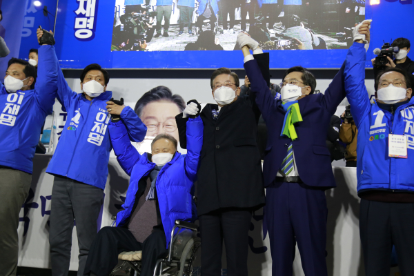 이재명 대선 후보가 7일 대전 유세 현장에서 지역 국회의원들과 필승을 다지고 있다.