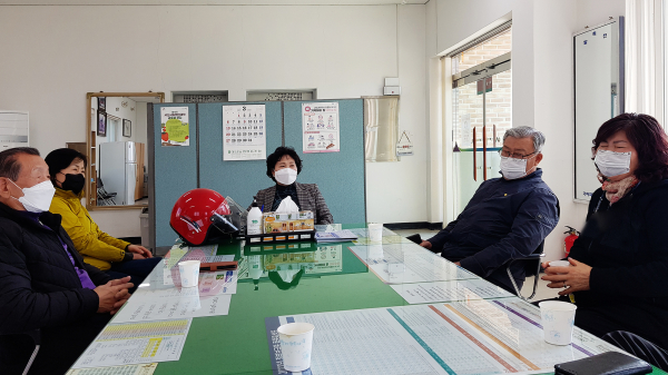 서산시생활개선회원들이 3일 대산읍 농업인상담소에 모여 농업관련 정보를 공유하는 모습