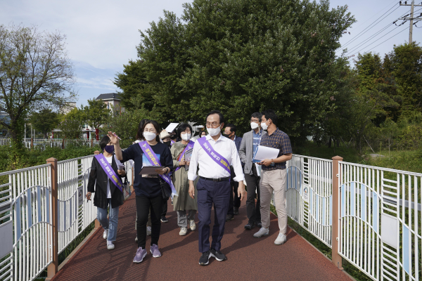지난해 천안시 여성친화도시 시민참여단이 현장 모니터링 하는 모습