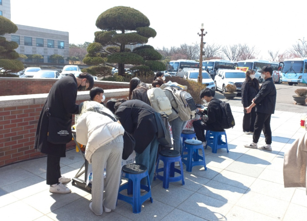 우크라이나 국민을 위한 캠퍼스 모금과 헌혈 전개 모습