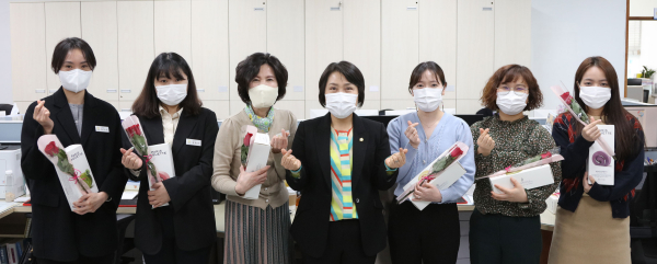 이연희 서산시의회 의장, ‘여성의 날’ 기념 빵과 장미꽃 전달 모습