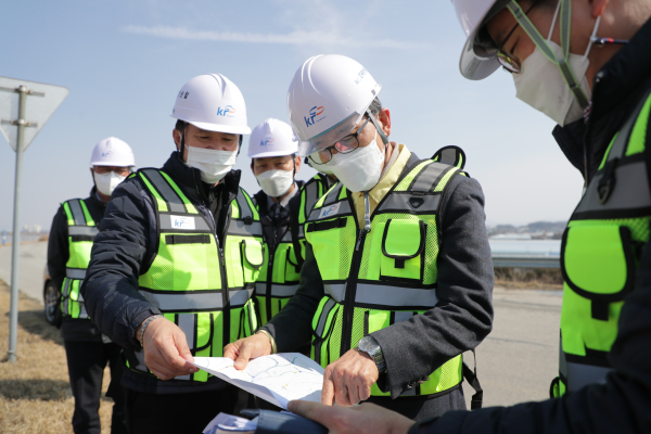 이병호 사장이 8일 익산황등지구 배수개선 사업현장에서 안전관리가 적정하게 이뤄지고 있는지를 점검했다.