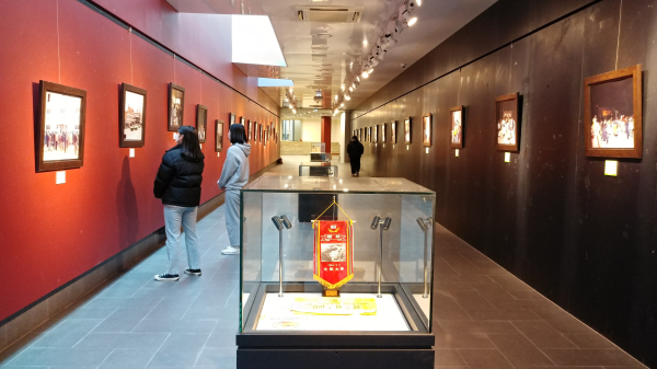 전시회를 관람하는 학생들