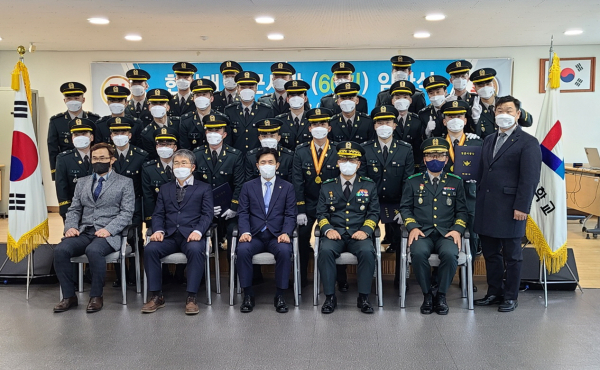 8일 교내 학생군사교육단 세미나실에서 ‘학군사관 임관식 및 입단·승급식’ 행사를 갖고 전체 기념촬영을 하고 있다.(앞줄 왼쪽에서 세 번째 한밭대 최병욱 총장)