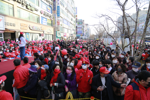 8일 국민의힘 윤석열 대선 후보 대전 유세 현장에 모인 대전 시민들 모습.