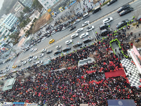 국민의힘 윤석열 대선 후보 대전 유세 현장에 많은 인파가 몰린 모습.