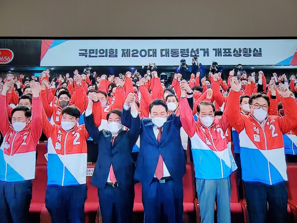 국민의힘 윤석열 대통령 선거 당선인이 10일 만세삼창을 하고 있다.