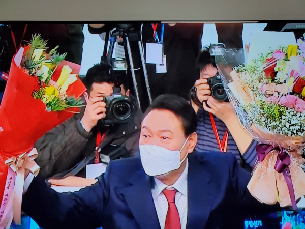 윤석열 20대 대선 당선인이 대선 승리 축하 꽃다발을 받고 감사인사를 하고 있다.