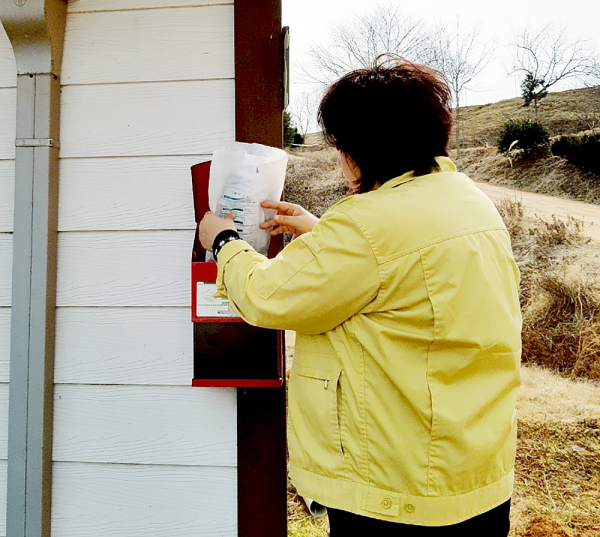 근흥면의 한 재택치료 환자 자택에 약을 배달 중인 보건의료원 정종순 방문보건팀장(3월 4일).