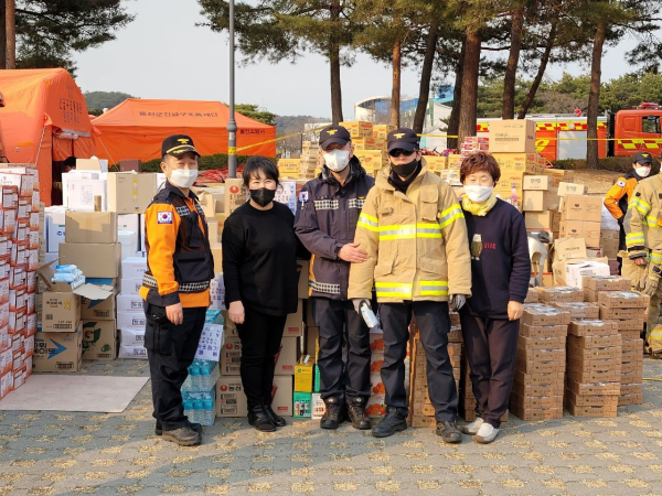 지난 8일 관저2동 자생단체 대표들이 경북 울진군 산불 진화현장에서 고생하고 있는 소방관들을 찾아 노고를 위로했다.