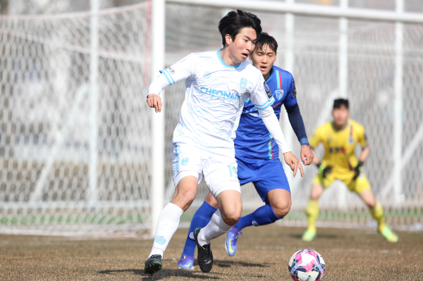 천안시축구단과 대전한국철도의 FA컵 2라운드 장면