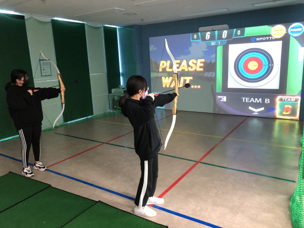 가상현실 스포츠공간에서 양궁을 체험하고 있다.