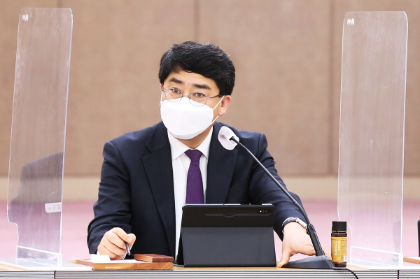 ​맹정호 서산시장이 14일 시청 대회의실에서 열린 확대간부회의를 주재하는 모습​