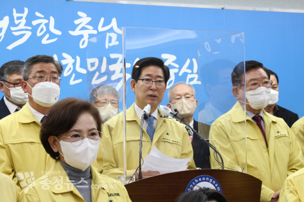 양승조 충남지사가 14일 충남형 긴급재난지원금 관련 기자회견을 하고 있다/이성엽 기자