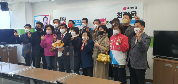 당진시장 출마선언을 한 최창용 당진시의장과 지지자들이 기념사진을 찍고 있다