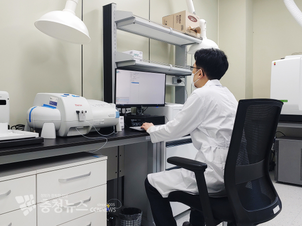 농촌지도사가 지난 15일 농업환경분석센터에서 토양검정 하는 모습.