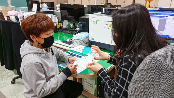 위대호 군이 지난 16일 서산시 사회복지과를 방문해 용돈 5만 원을 성금으로 전달하는 모습