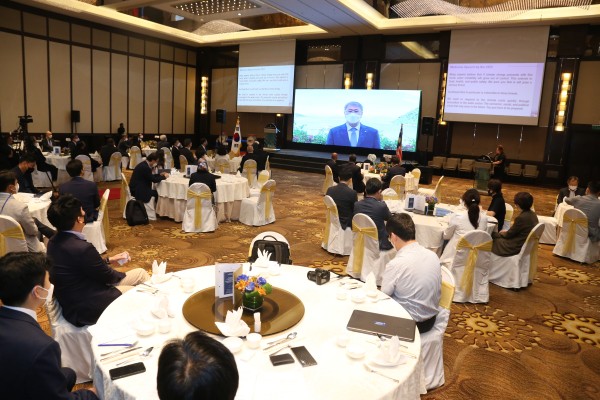 3월 17일 개소식을 개최했다. 박재현 사장(화면)이 개소식 참여자들에게 화상으로 인사를 전하고 있다.