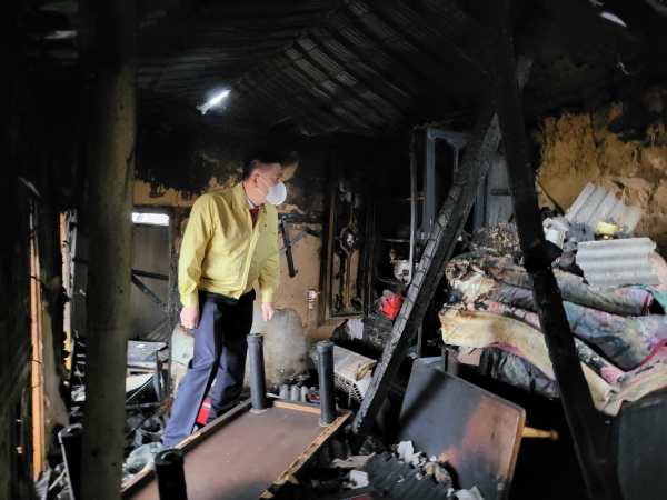 17일, 동해시 묵호동 산불피해 현장을 방문한 김연수 의장