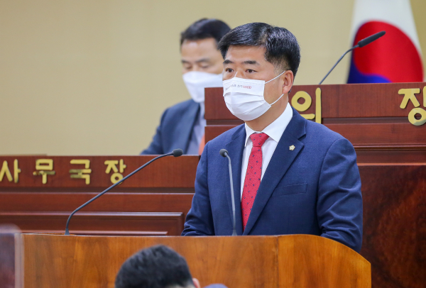 제235회 임시회 본회의에서 5분 발언하는 맹의석 의원