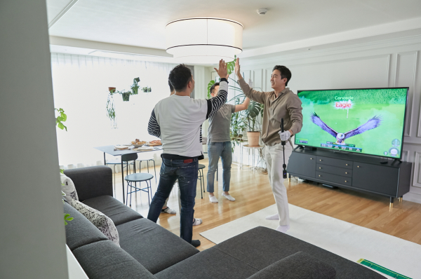 골프존이 비대면 시대를 맞아 집에서 간편하게 스크린골프를 즐길 수 있는 가정용 골프 시뮬레이터 ‘비전홈(VISION HOME)’을 공식 론칭한다