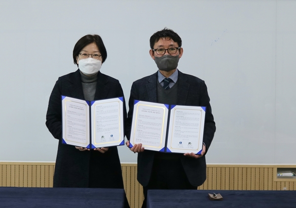 왼쪽부터 이유미 국립세종수목원장(왼쪽)과 조동열 대전특수교육원장.