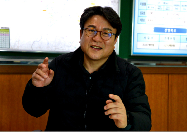 인터뷰 하는 김재선 한국농어촌공사 당진지사장