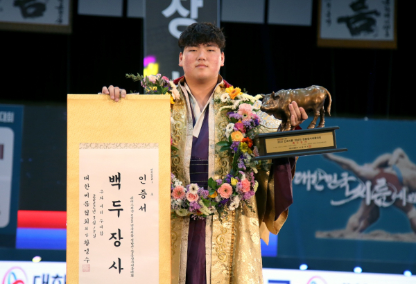 지난 17일 백두장사에 오른 최성민 선수 모습.