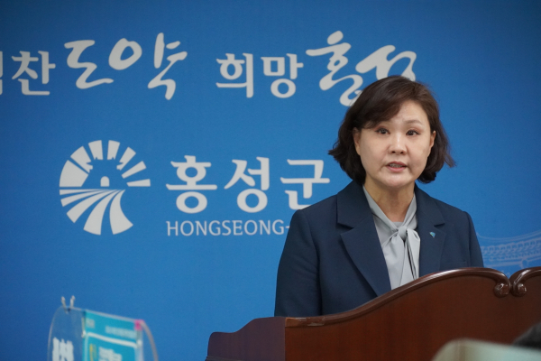 최선경 전 홍성군의원이 21일 군청 행정홍보지원실에서 기자회견을 하고 있다/이성엽 기자