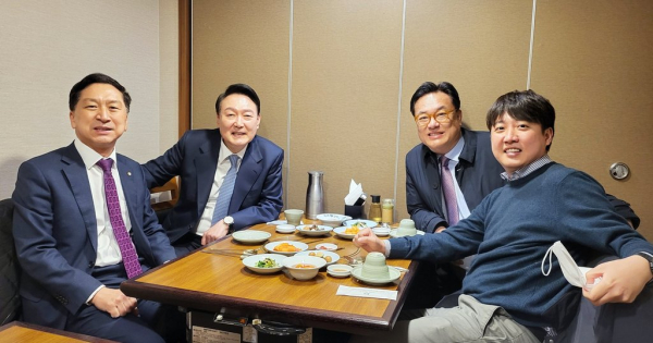 윤석열 대통령 당선인과 정진석 국회부의장 등이 18일 서울 종로구 통의동 한 음식점에서 오찬을 함께 하기 전 포즈를 취하고 있다. 왼쪽부터 김기현 국민의힘 원내대표, 윤석열 당선인, 정진석 국회부의장, 이준석 국민의힘 대표.(사진=정진석 국회부의장 제공)