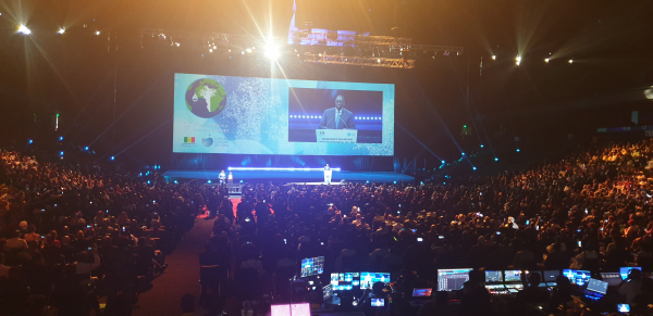 3. 21. 세네갈 디암니아디오에서 개최된 제9차 세계물포럼 개회식에 참여한 마키 살(Macky Sall) 세네갈 대통령(사진 속 영상)과 참석자들