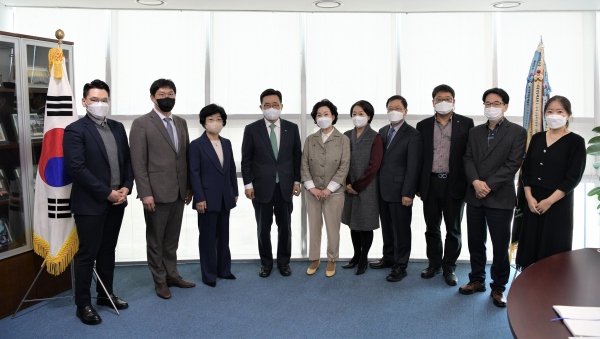 감사패 수령 사진 * 한국농수산식품유통공사 김춘진 사장(좌측 4번째), (사)대한민국김치협회 이하연 회장(좌측 5번째), 장해춘 세계김치연구소 소장(좌측 3번째),