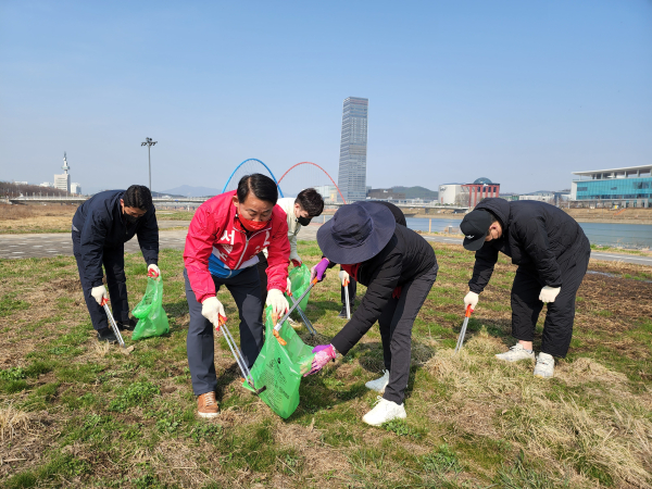 국민의힘 서철모 대전 서구청장 예비후보는 22일 세계 물의 날을 맞아 갑천변 일대에서 플로깅 캠페인을 실시했다.
