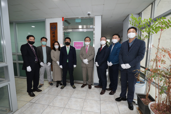 마을세무사 현판식을 열고 박상돈 천안시장과 마을세무사들이 단체사진을 촬영하고 있다.