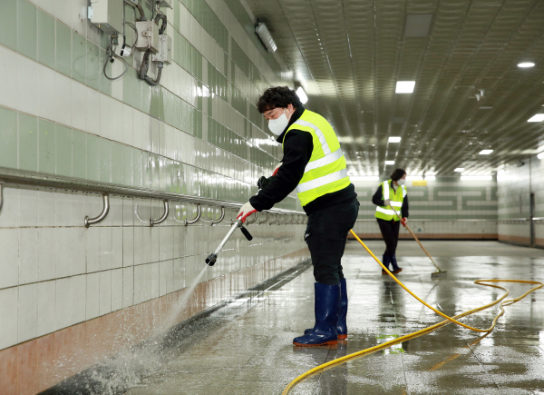 23일 관저 지하보도에서 실시한 새봄맞이 도로시설물 대청소 모습