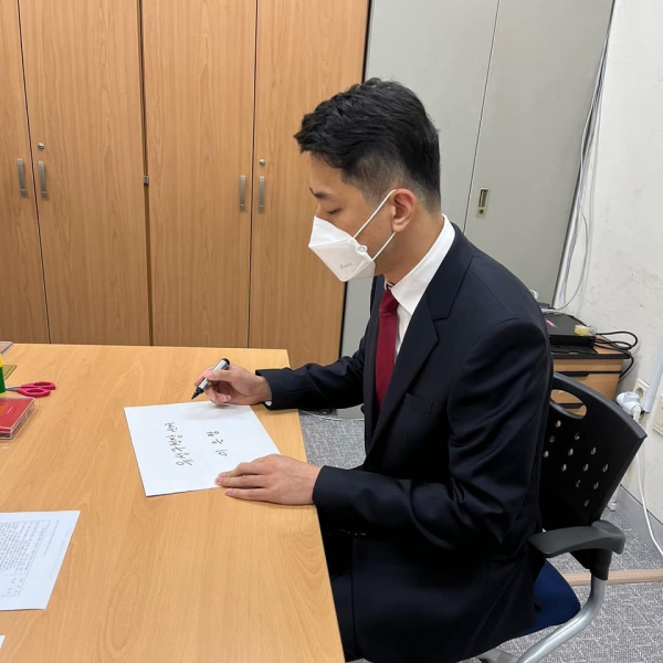 국민의힘 이은창 대전 유성구청장 예비후보가 선거관리위원회에 제출할 예비후보 서류를 작성하고 있다.